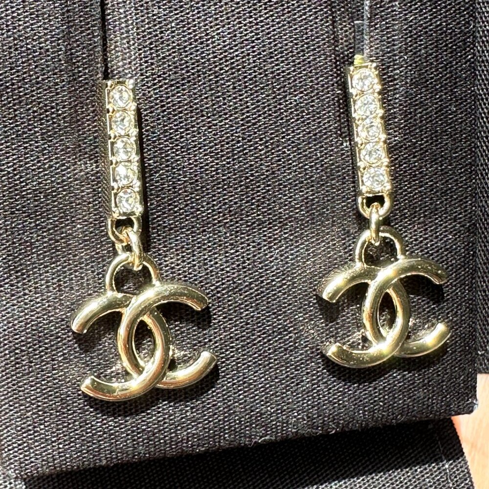 2024P CHANEL GOLD TONE CC LOGO WHITE CRYSTALS DANGLE EARRINGS - Picture 16 of 16